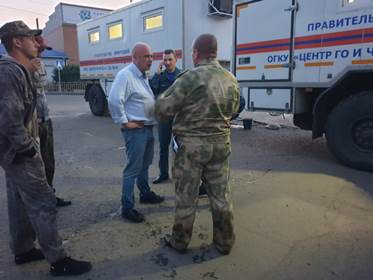 Денис Шершнев координирует работу волонтеров по приему и раздаче гуманитарной помощи в Тулуне